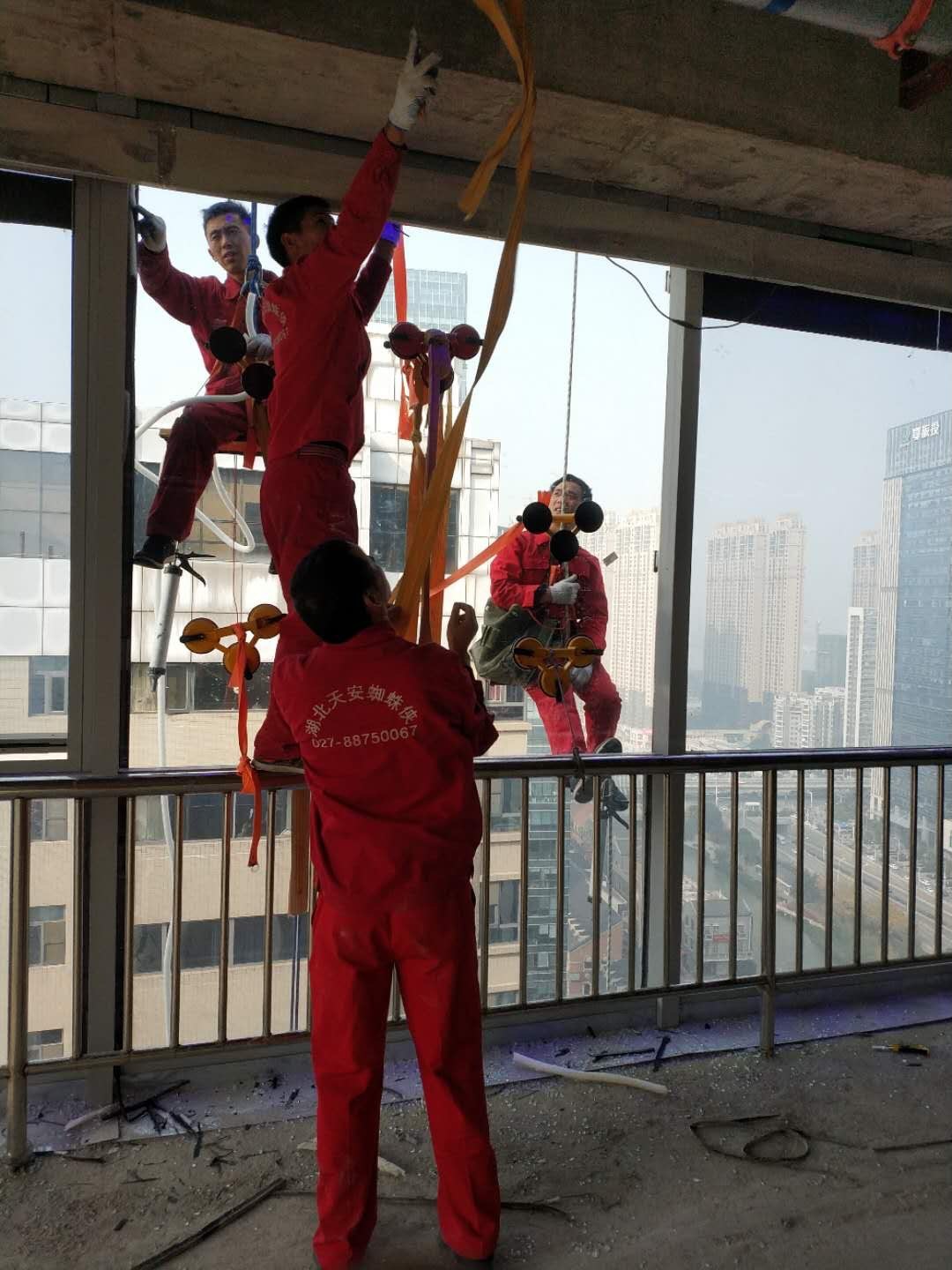高空作業(yè)，設(shè)施齊全